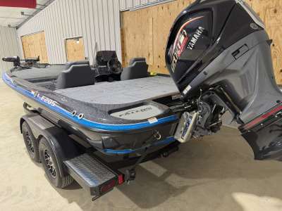 2027 Falcon Boats F205