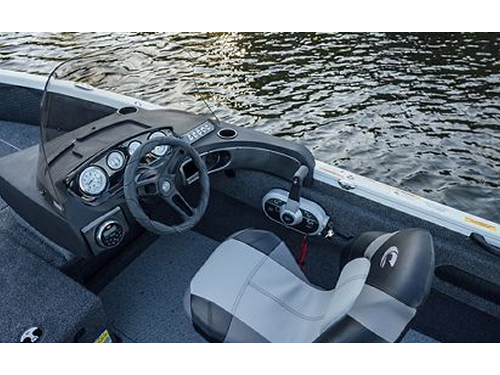 Crestliner 1750 Hawk